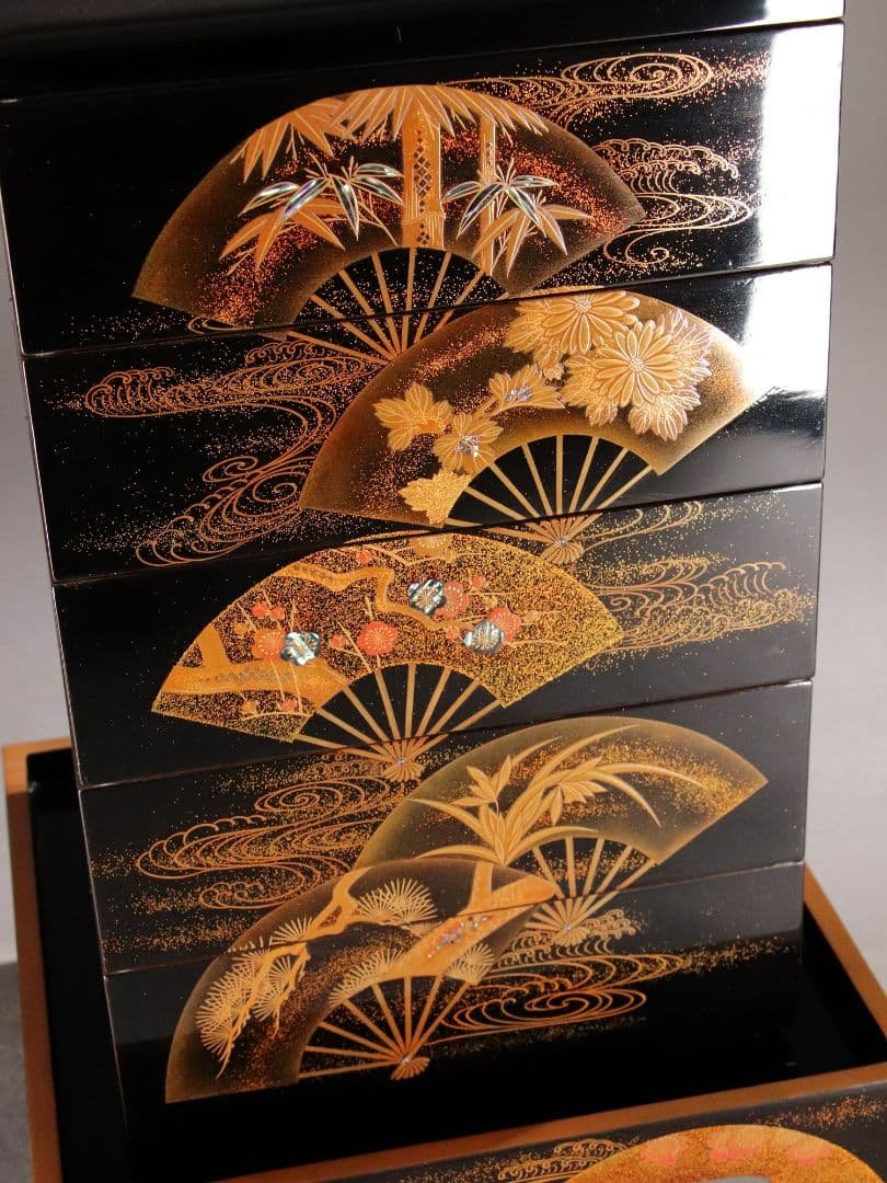 M667/輪島塗 桐鳳凰草花扇面金蒔絵 銀象嵌 螺鈿細工 黒塗内朱塗五段重 重台